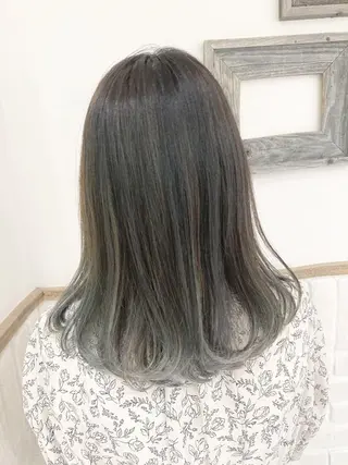 セミロング あやかショート 白髪ぼかしのヘアスタイル