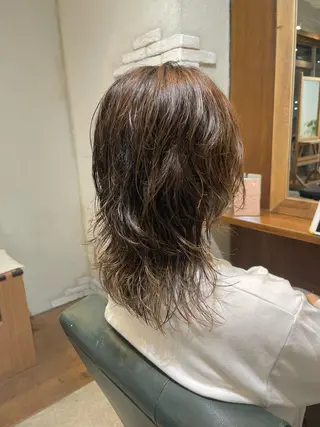 セミロング パーマ Takanishi くすみベージュカラーのヘアスタイル