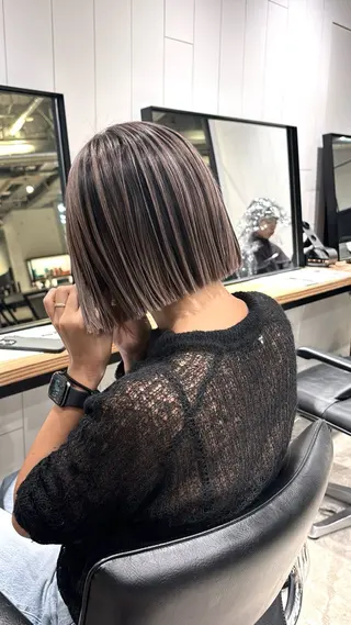 ミディアム ブリーチ/ハイトーン /大人バレイヤージュのヘアスタイル