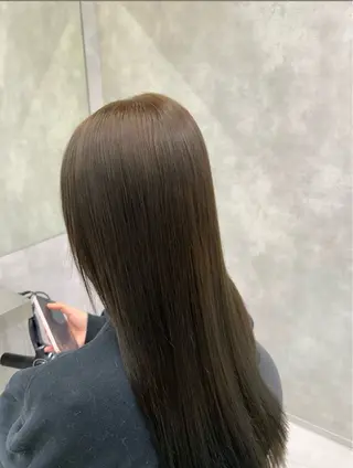 カラー 花井輝 ボブ/センターパートのヘアスタイル