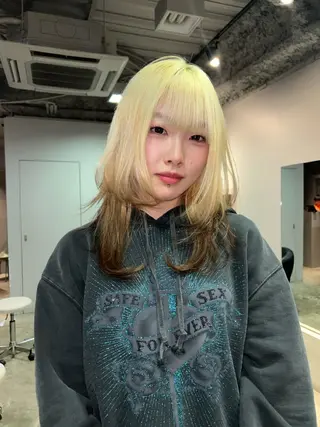 ミディアム ハイトーン特化/和音 【デザインカラー】のヘアスタイル