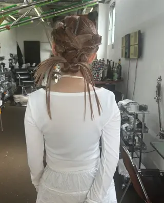 ロング ヘアアレンジ qiie リタッチ 黒染め　ワンカラーのヘアスタイル