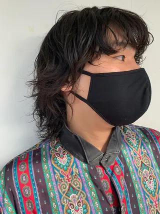 ミディアム パーマ メンズ 💓パーマ，💗 レイヤーカットのヘアスタイル