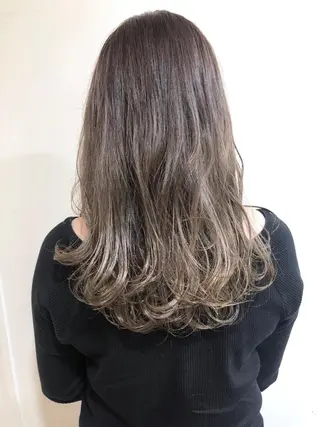 ロング カラー MIOベージュカラー 柔らかいカラーのヘアスタイル