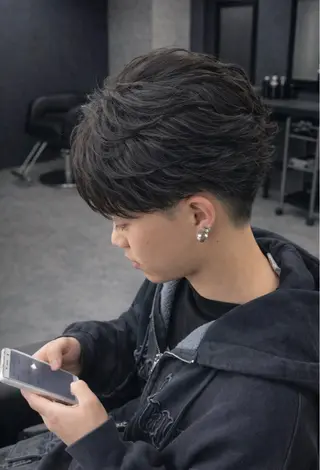 ミディアム パーマ ヘアアレンジ メンズ 🔥ニュアンス フェザー小林海斗🔥のヘアスタイル