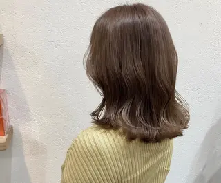 ミディアム ブリーチなしカラー/ 顔周りレイヤーカットのヘアスタイル