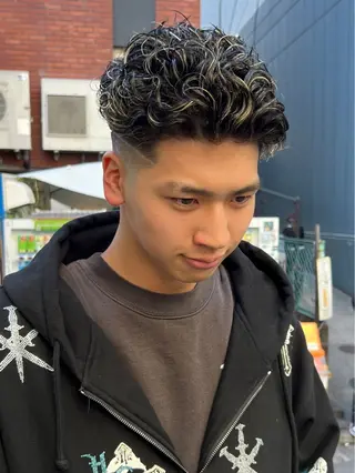 パーマ メンズ 豊崎 佑輔のヘアスタイル