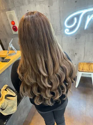 ロング 透明感ハイトーン カラー🦋🌧希咲のヘアスタイル