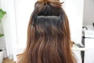セミロング レイヤー・カット モデル・透明感カラーのヘアスタイル
