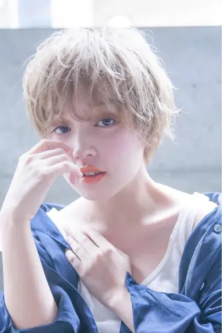 ショート カラー ハイトーン/レイヤー 💜Akaneのヘアスタイル