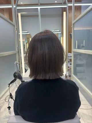 ショート かなこ／重めレイヤー ／透明感カラーのヘアスタイル