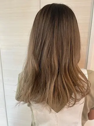 カラー タケウチ サトミのヘアスタイル