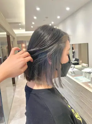 ショート カラー サキ🤍ハイトーン 🩰くびれ巻きヘアのヘアスタイル