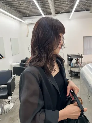 ミディアム 【モエカ】グランジ ウルフ/ハイトーンのヘアスタイル