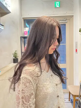 ロング カラー ミルクティー× グレージュMOMOのヘアスタイル