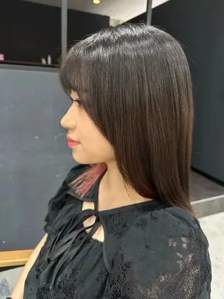 セミロング シガ ミクトのヘアスタイル