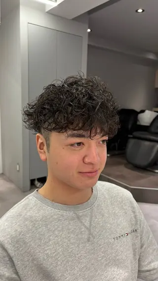 ミディアム パーマ メンズ 高橋 周のヘアスタイル