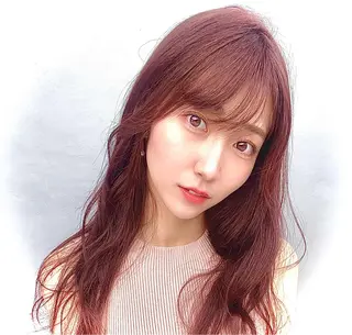 ロング 韓国🇰🇷レイヤー カットオリーブカラーのヘアスタイル
