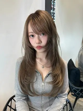 ロング カラー レイヤーカット 透明感カラーのヘアスタイル