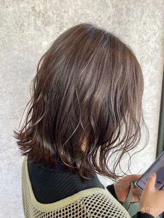 ミディアム earth ノノカ 柔らかベージュカラーのヘアスタイル