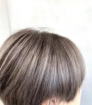 ショート カラー 艶ハイトーンブリーチ 🌈小林侑雅のヘアスタイル