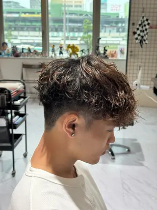 ショート パーマ メンズ 東 拓己のヘアスタイル