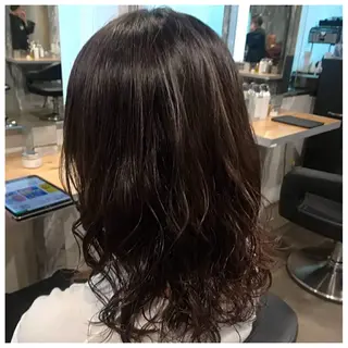 ミディアム パーマ ヘアアレンジ 赤味消し.髪質改善 🌿𝘠𝘜𝘙𝘐のヘアスタイル