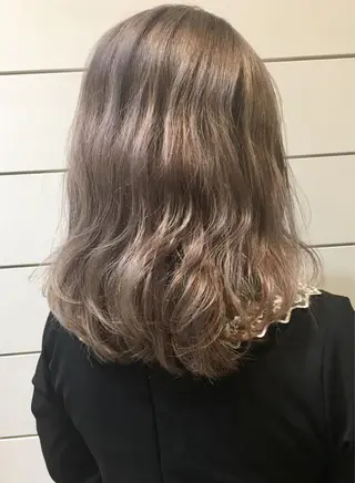 セミロング カラー 鍵山 千秋のヘアスタイル