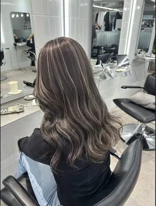 ロング ハイトーン デザインカラーのヘアスタイル
