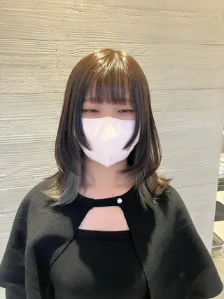 ミディアム カラー サキ🤍ハイトーン 🩰くびれ巻きヘアのヘアスタイル
