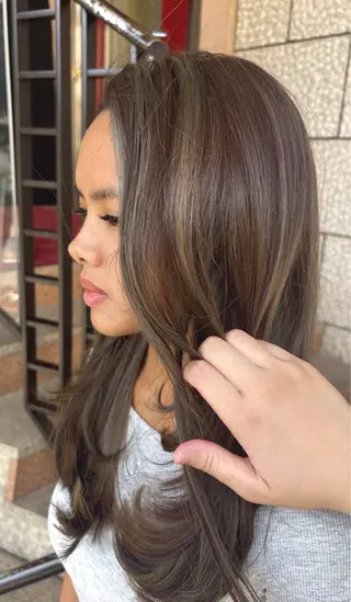 カラー 透明感ブラウン｜ レイヤー｜小寺 葵のヘアスタイル