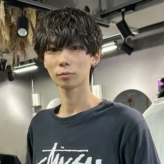 ミディアム パーマ メンズ マエダルイ🌐 レイヤースタイルのヘアスタイル