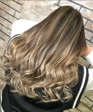 ロング カラー ヘアアレンジ 🍑🧋ハイトーン 暖色カラーlucaのヘアスタイル