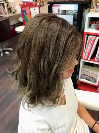 ミディアム カラー 岩谷/ブリーチ 🪽透明感カラーのヘアスタイル