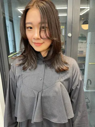 ミディアム カラー 💓パーマ，💗 レイヤーカットのヘアスタイル