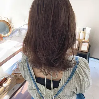 セミロング 岩井 愛生のヘアスタイル