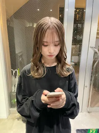 カラー ミルクティーベージュ ブリーチ🖤サヤカのヘアスタイル