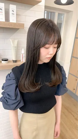 ミディアム カラー パーマ ヘアアレンジ メンズ キッズ ネイル マツエク・マツパ アイブロウ レイヤーカット／顔周 りカット/縮毛矯正のヘアスタイル