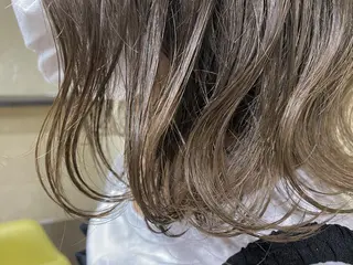 ミディアム M. YURIのヘアスタイル