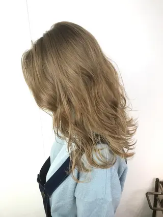 セミロング ブリーチカラー☆ 再生トリートメントのヘアスタイル