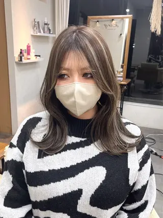セミロング issy/ハイライト ハイトーン／レイヤーのヘアスタイル