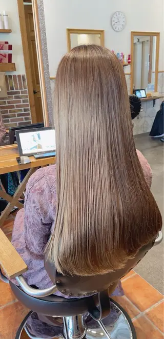 ロング ブリーチなしベージュ カラー佐藤華厘のヘアスタイル