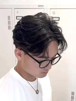ミディアム パーマ メンズ YUTA短髪特化 フェザーパーマのヘアスタイル