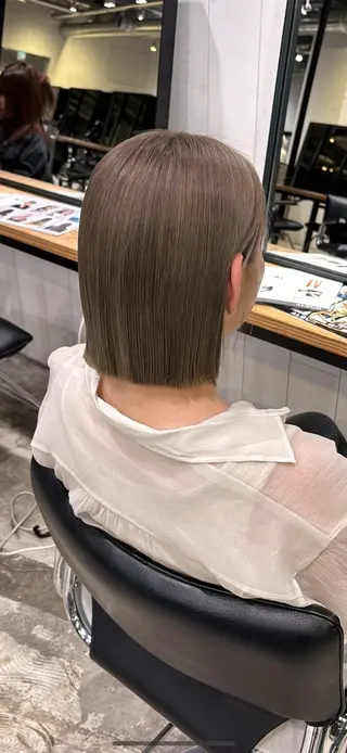 ミディアム ブリーチ/ハイトーン /大人バレイヤージュのヘアスタイル