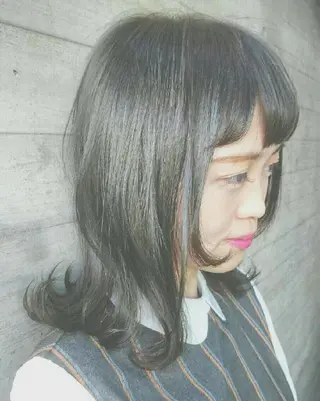 カラー セミロング 平川 直子のヘアスタイル