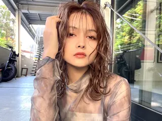 ミディアム カラー パーマ ヘアアレンジ 💟Chloe原宿店 🩶ハイトーンのヘアスタイル