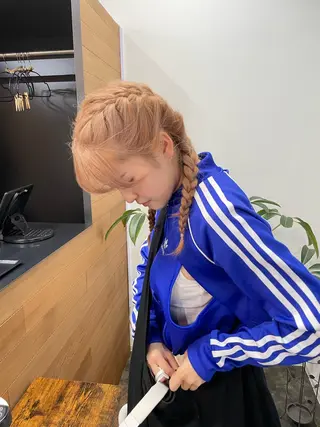 セミロング カラー ミルクティー× グレージュMOMOのヘアスタイル