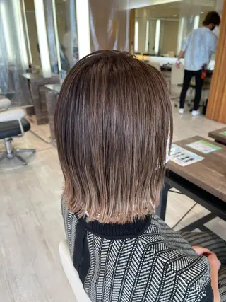 ショート カラー デザインカラー、艶髪 大塚 耕平のヘアスタイル