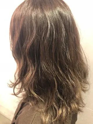 セミロング カラー 推しカラー オタク美容師 山本のヘアスタイル