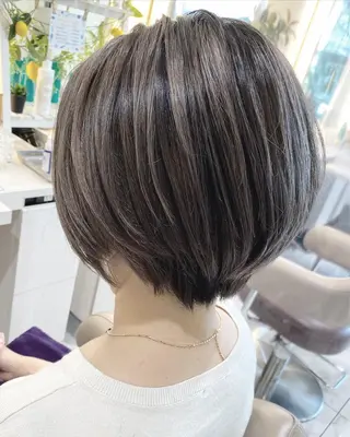 ショート カラー 清藤綾/脱白髪染め 白髪ぼかしハイライトのヘアスタイル